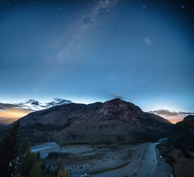 夜间山体照片